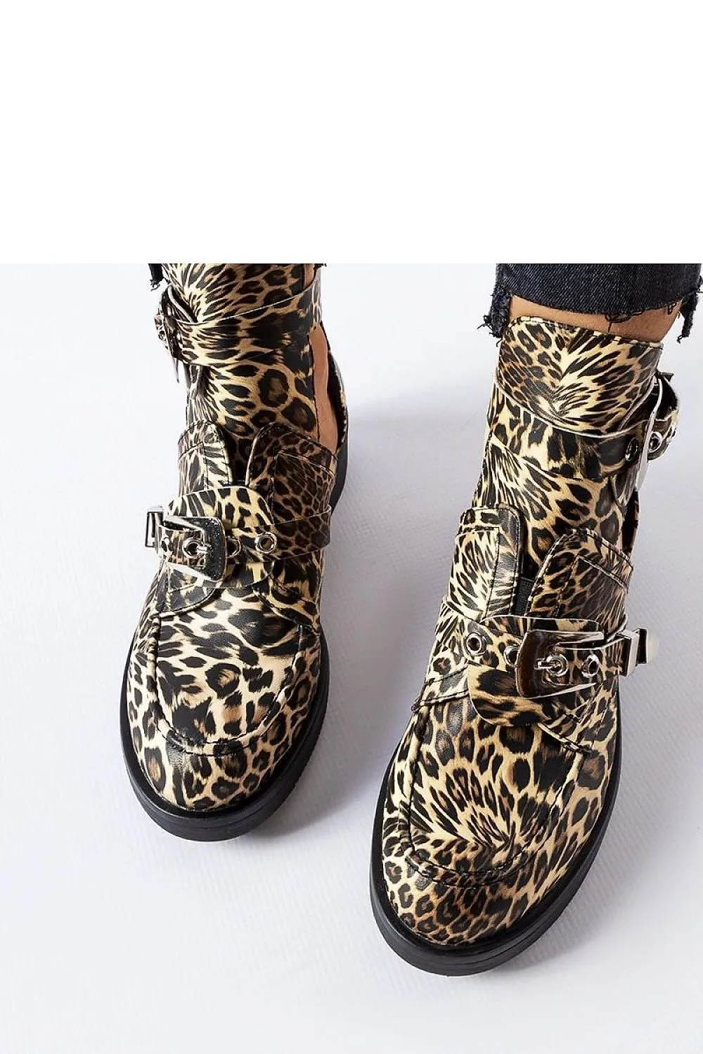 Fashionable ankle boots with cutouts