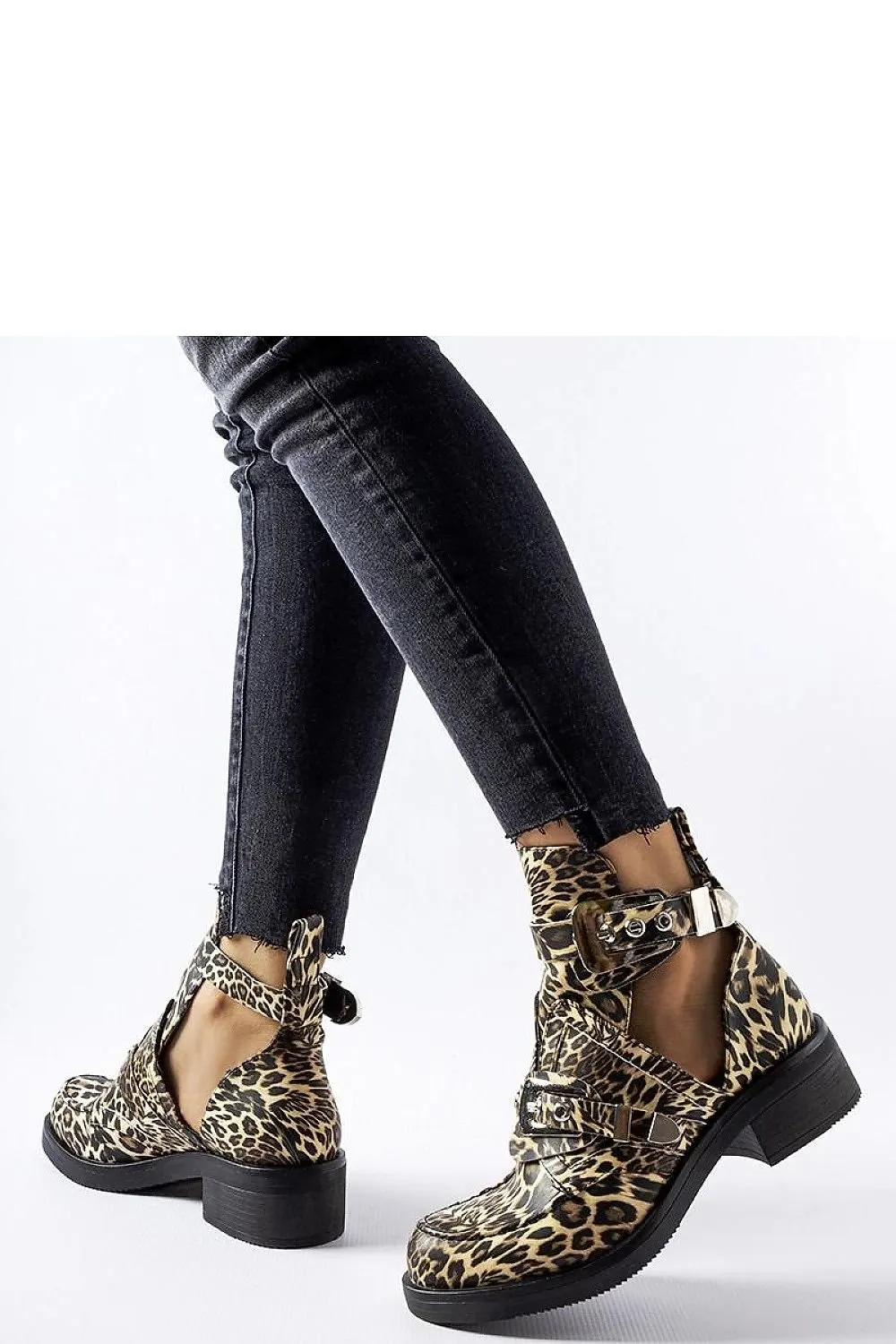 Fashionable ankle boots with cutouts